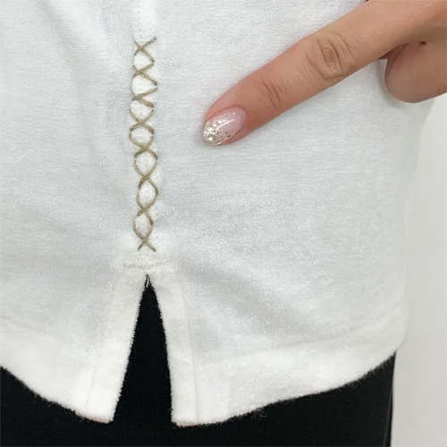 裾にはクロスステッチのアクセント